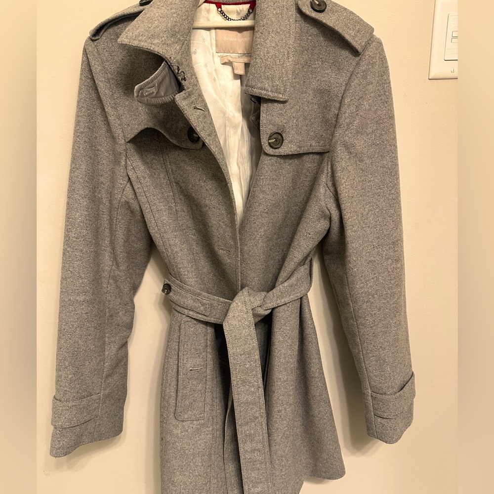 Banana Republic Grey Wool Coat. Ties at Waist. Size L Perfect Condition